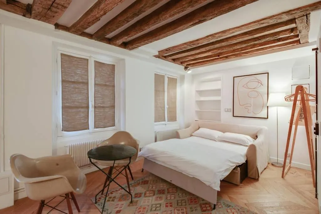 Apartament Cosy & Bright Under The Beams On Place Dauphine Id 319 Paryż