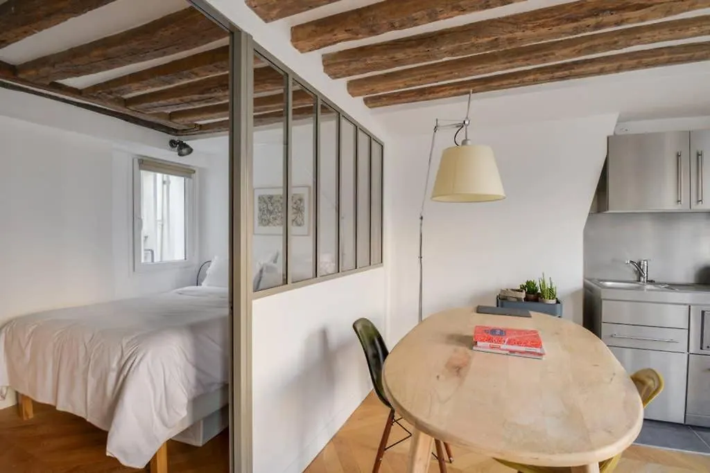Cosy & Bright Under The Beams On Place Dauphine Id 319 Apartament Paryż