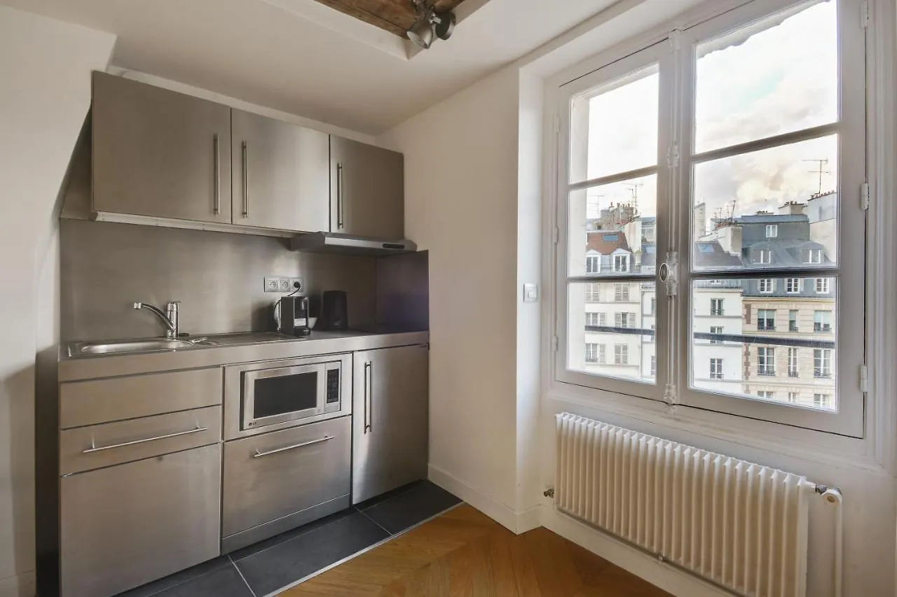 Cosy & Bright Under The Beams On Place Dauphine Id 319 パリ