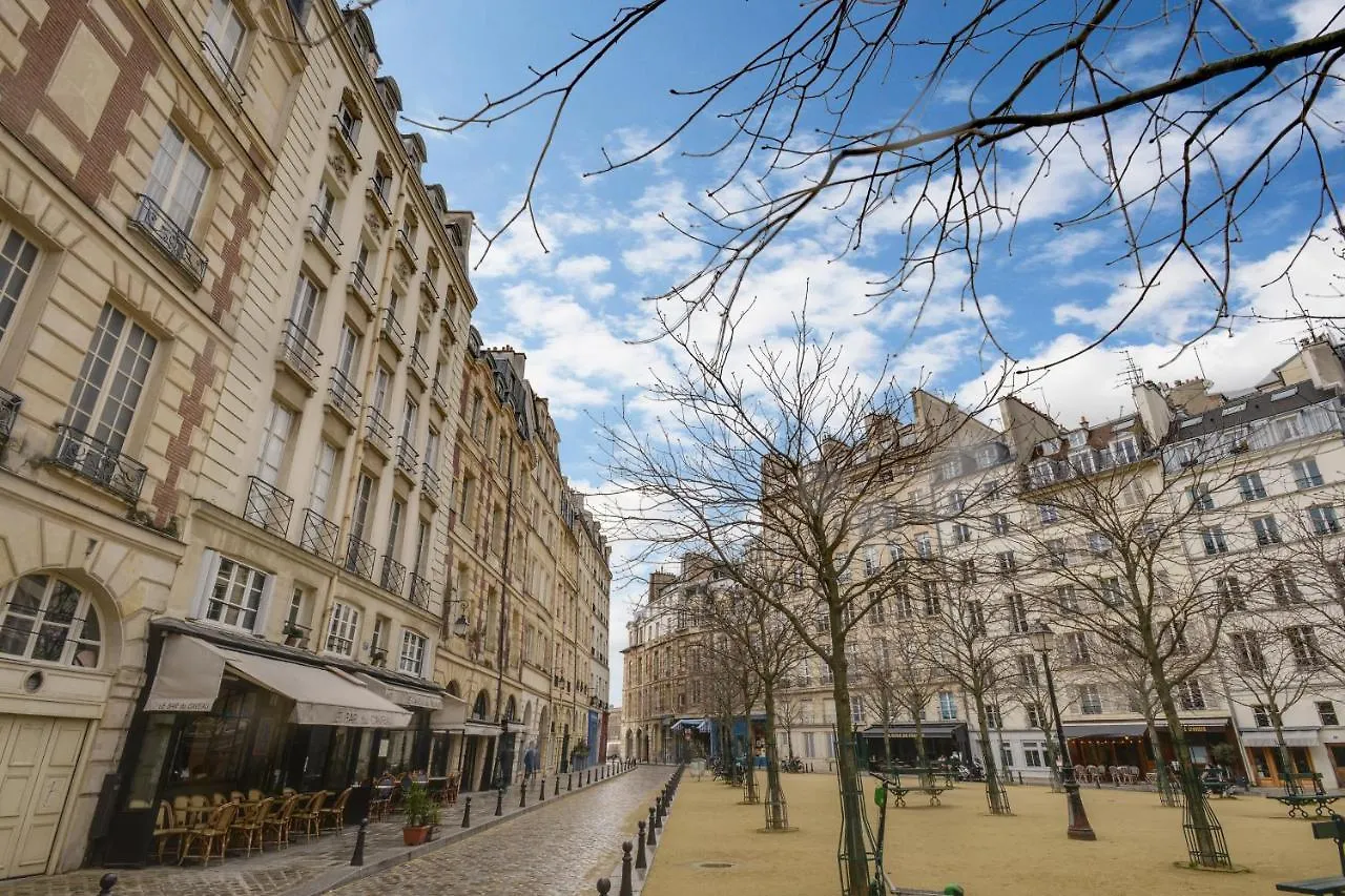 Cosy & Bright Under The Beams On Place Dauphine Id 319 Paryż