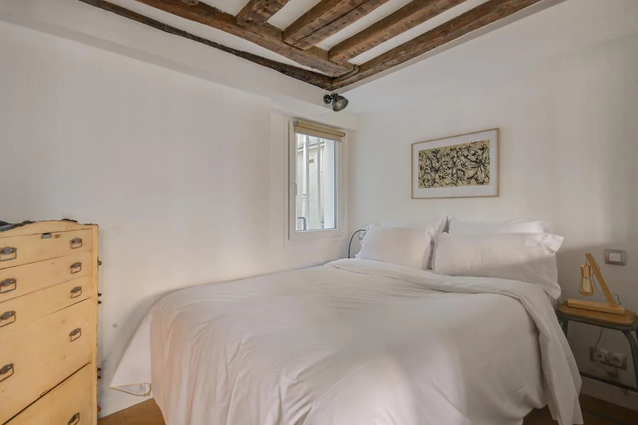Apartament Cosy & Bright Under The Beams On Place Dauphine Id 319 Paryż