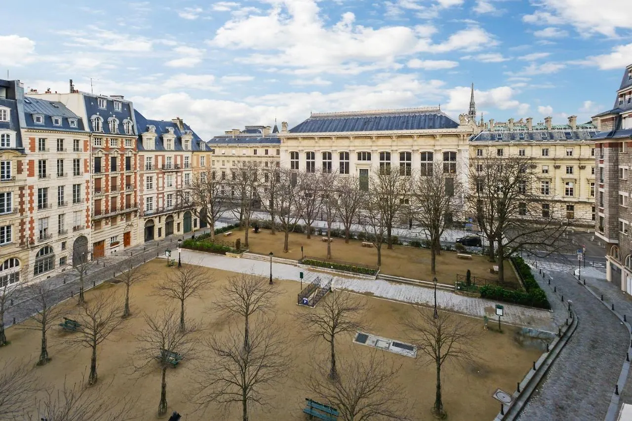 Apartament Cosy & Bright Under The Beams On Place Dauphine Id 319 Paryż