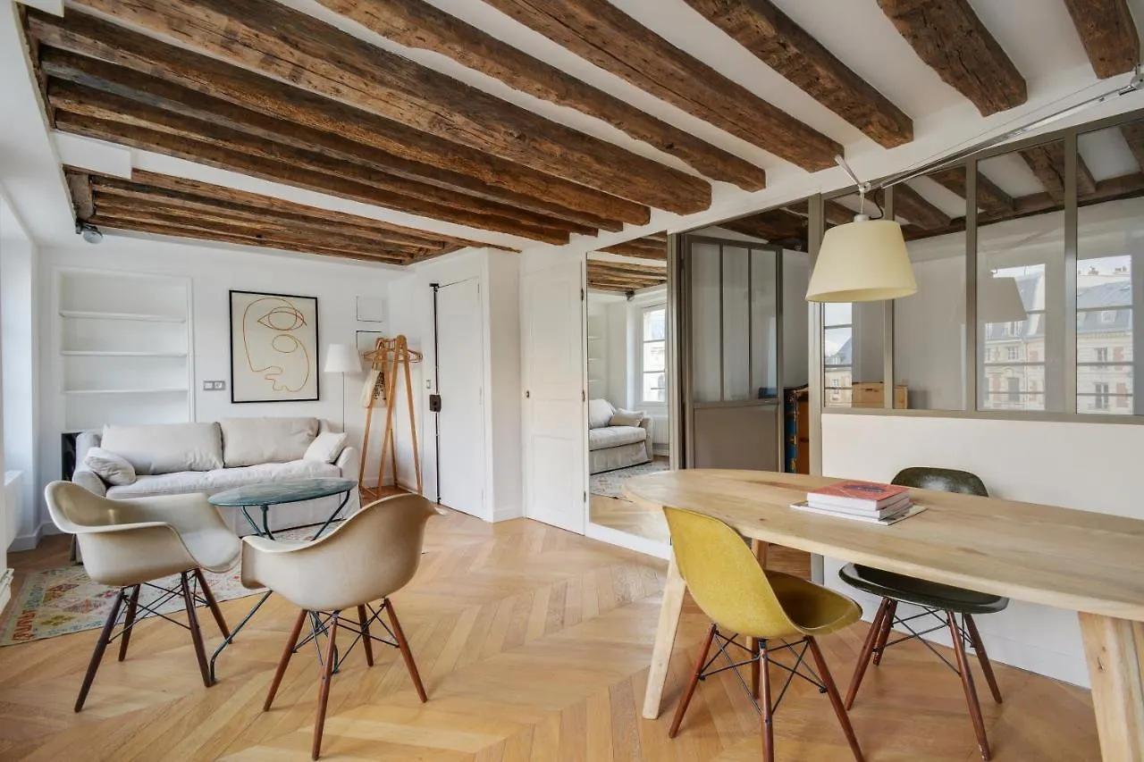 Cosy & Bright Under The Beams On Place Dauphine Id 319 Apartament Paryż