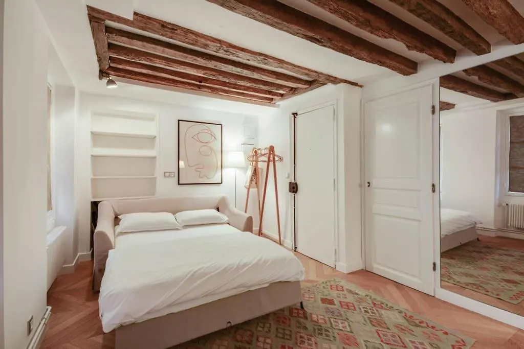 Cosy & Bright Under The Beams On Place Dauphine Id 319 Apartament
